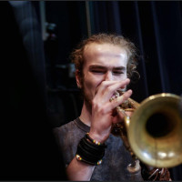 Bonjour !  Je suis actuellement étudiant au Conservatoire Royal de Bruxelles en trompette Jazz. Le but de mon cours est de répondre à vos attentes et à vos envies musicales tout en vous ouvrant à de n