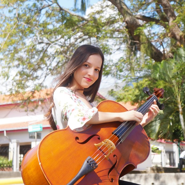Formador Integral Académico Musical del Sistema de Orquestas y Coros juveniles de Venezuela, estudiante del Conservatorio de Música Simón Bolívar y ejecutante activa del violonchelo.