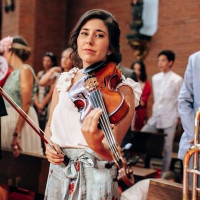 Graduada en el Conservatorio Superior ofrece clases a todos los niveles de violin y viola. Mejora tu técnica y aprende a disfrutar de tu instrumento.