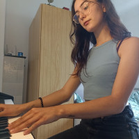 Amateur Pianistin mit 10 Jahre Erfahrung gibt Klavier- und Musiktheorieunterricht in Stuttgart