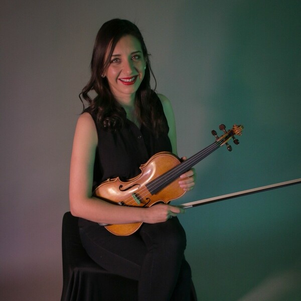 Profesora de violin titulada de la Lic. en Música de la Escuela Ollin Yolliztli. Con más de 20 años de experiencia como violinista y mas de 15 años de experiencia como docente. Cuenta con certificacio