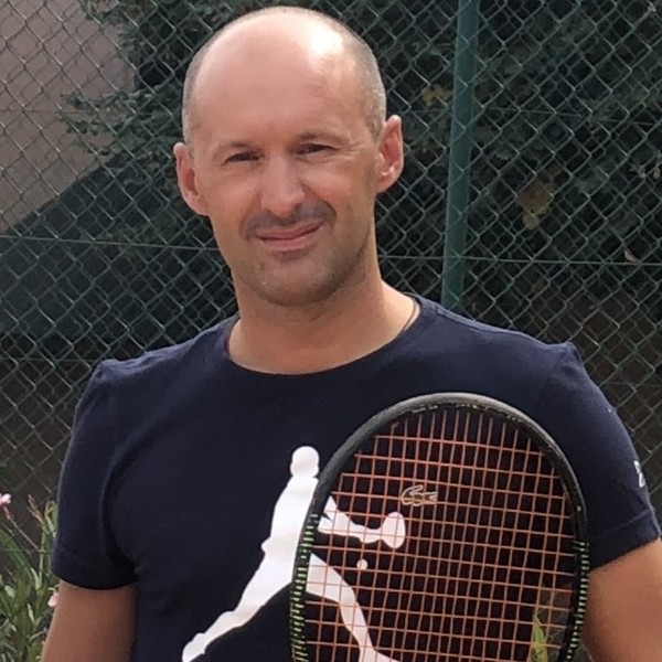 Entraîneur de tennis professionnel (DE) au Pays Basque, joueur en 2nde série. Cours de tennis individuel ou collectif Adultes. Spécialisé dans la formation vers le haut niveau de jeunes U14 et le suiv