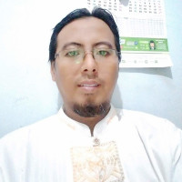 Lulusan Pondok Pesantren di Singosari Malang, mempunyai sanad keilmuan baca Al-quran yang bersambung sampai Rosululloh, Insya Alloh dengan sanad yg jelas ilmu akan barokah dunia akherat, metode pembel
