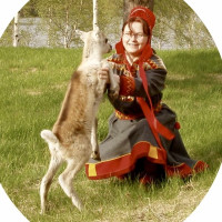 Utdannet samisk språklærer adjunkt med tillegg, har erfaring fra nettbasert undervisning og jobber utifra ditt språknivå. Med fokus på samisk kultur, verdier,tradisjoner og joik.