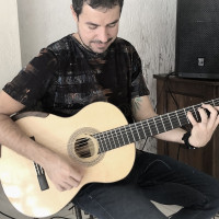 O Professor Ronaldo Cezário tem formação na área. Tecnico em Guitarra, formado na Escola de Música de Brasília.