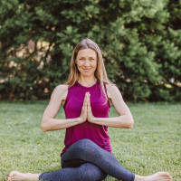 Professeure de yoga et de méditation enregistré auprès de la Yoga Alliance (RYT), enseigne le Hatha Vinyasa, Yin Yoga, Kids Yoga et les techniques de méditation.