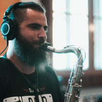 Saxofonista e compositor formado em Jazz pelo Conservatório de Música da Jobra e ESMAE. Aulas de Saxofone. Aulas de Improvisação, Treino Auditivo e Harmonia para todos os instrumentistas.