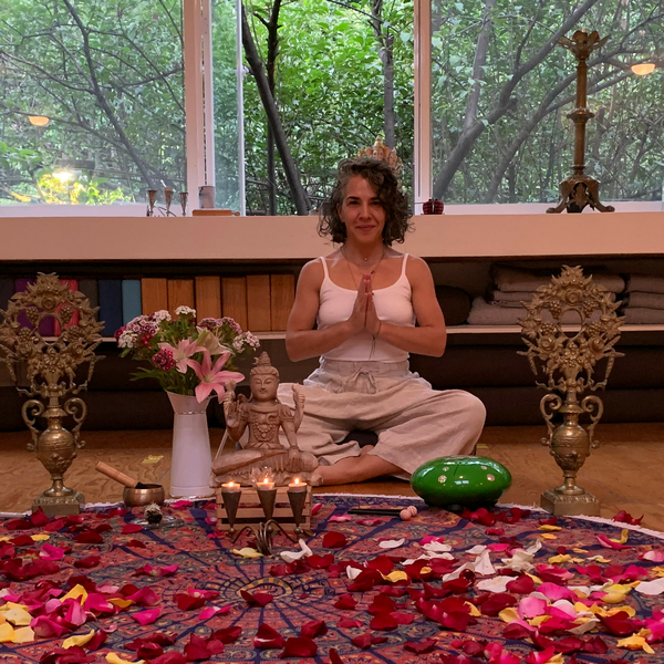 Practicante de yoga, pranayama y meditación por más de 10 años, maestra de yoga RYT 200, exploradora de técnicas y herramientas para una vida plena.