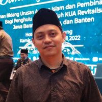 Lulusan UIN Jakarta dan juga pesantren KHZ.Musthofa Sukahideng Singaparna Tasikmalaya Jawa Barat. Mengajar masalah agama. Metodologi pengajaran disesuaikan dengan kebutuhan murid.