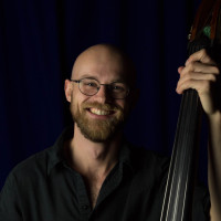 Internationalt turnérende bassist og komponist uddannet fra Det Jyske Musikkonservatorium. Personlig tilgang til alle elever.