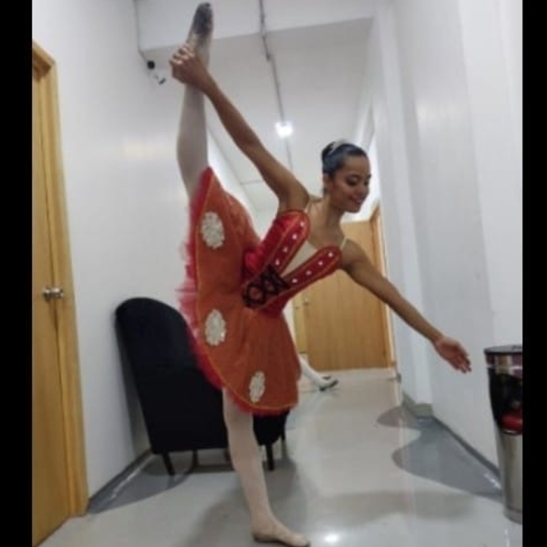 Estudiante de danza contemporánea da clases de ballet jazz acrobacia en línea o a domicilio