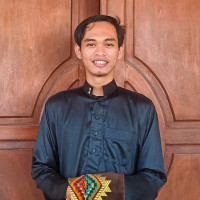 Saat ini berprofesi sebagai pengajar mata pelajaran Pendidikan Agama Islam dan Budi Pekerti di salah satu sekolah negeri Makassar, lulusan Pondok Pesantren dan Jurusan Bahasa Arab