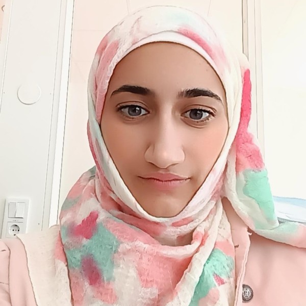 Hej! Jag är Amna och jag är legitimerad pedagog och erfaren Arabiska lärare från libanon. Jag erbjuder roliga lektioner på distans