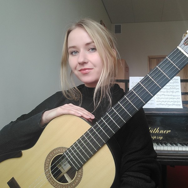 Jestem studentką Akademii Muzycznej w Gdańsku, Wydziału Instrumentalnego na kierunku gitara klasyczna. Udzielam prywatnych lekcji gry na gitarze klasycznej, akustycznej, ukulele.