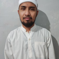 Lulusan Universitas Al Azhar Kairo, Jurusan Dakwah dan Kebudayaan Islam.Aktif di kajian Islam di Himpunan Dai Muda Indonesia,menjadi kontributor untuk tulisan tema-tema Islam di beberapa website.