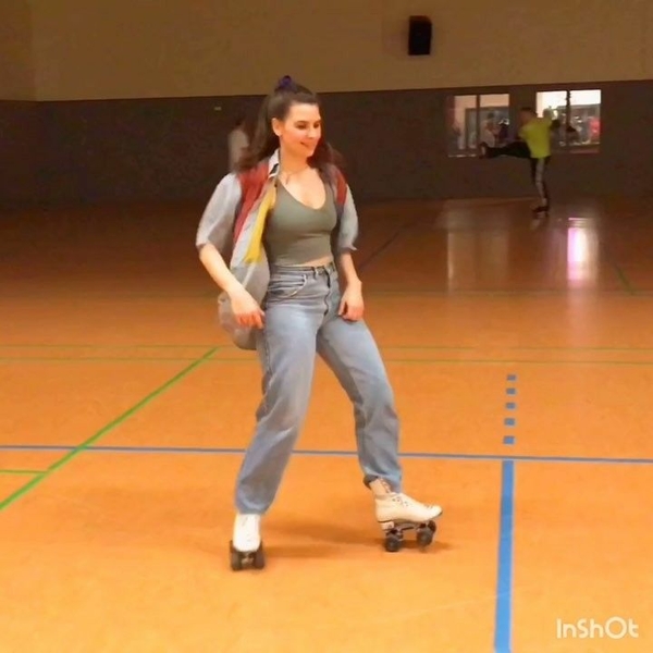 I teach roller skating at all levels, and provide a personalized method to suit your needs!