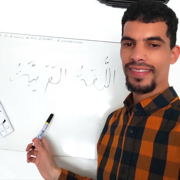 Profesor de árabe, con experiencia muy amplia en la docencia dirigida a niños y adultos.