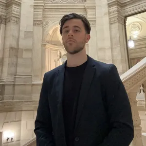 Roman - Prof de droit constitutionnel - Hanches