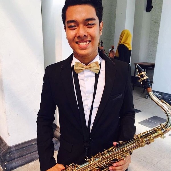 Saxophonist with Bachelor in Music Education holder.Experienced in teaching Saxophone at different age of students. I'm offering Saxophone lesson for beginner.