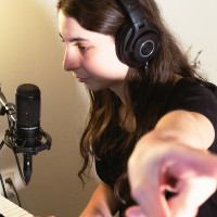 Professional singer-songwriter and vocal coach teaches singing and songwriting all experience level