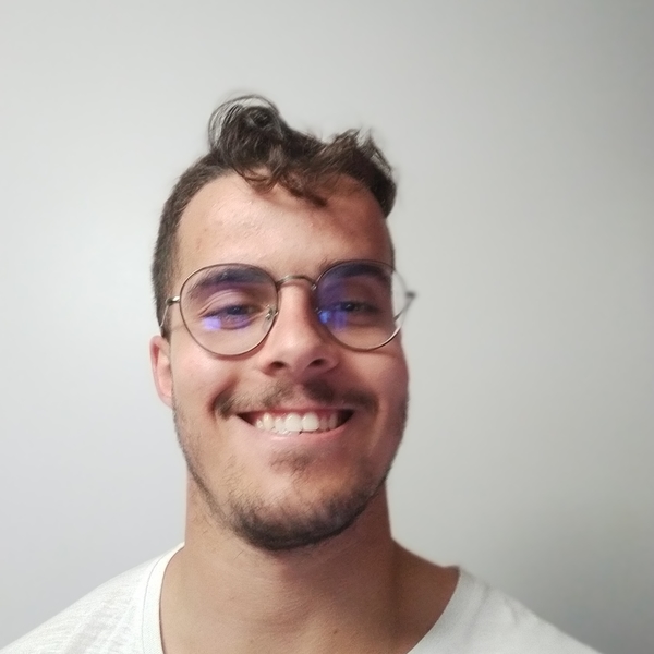Estudiante de 4 del grado de educación primaria, con buenas notas en bachillerato de ciencias sociales