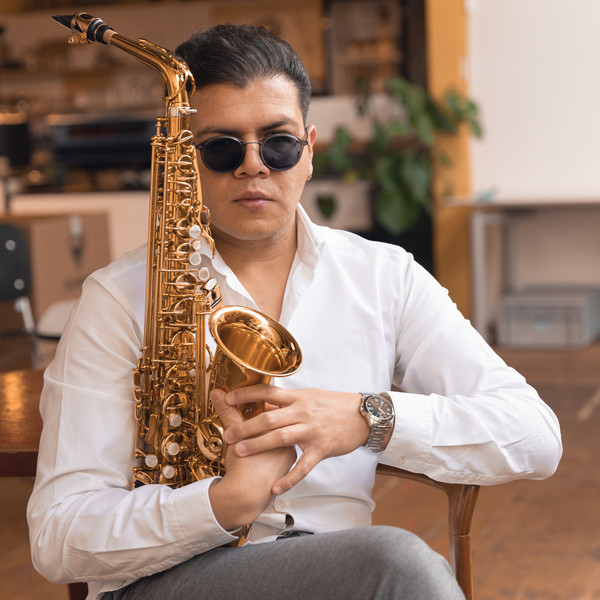 Apprenez à jouer du saxophone avec un professionnel VD et FR en Suisse.