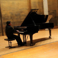 Étudiant à la Haute École de musique de Lausanne (HEMU) donne cours de piano sur Evian