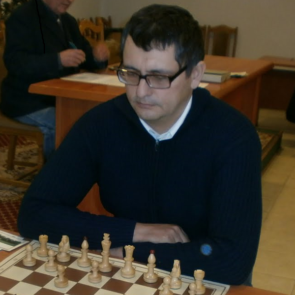 30 éves edzői, sakkoktatói gyakorlattal, FIDE cím viselő minősítéssel, ECU iskolai sakkoktató képesítéssel,  sakkórákat adok.  Több országos bajnok, cím viselő tanítványom volt. 20 perces konzultáció/