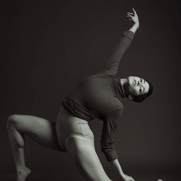 Bailarina profesional graduada de la Lic. En danza contemporánea, coach de barre workout certificada por el studio Nucleo barre.