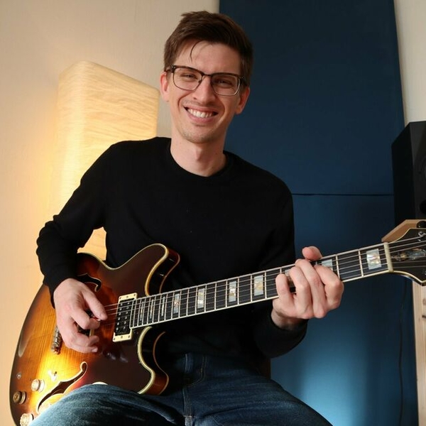Jazz guitarist with over 15 years teaching experience offers lessons from home or online