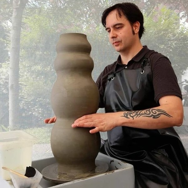 Maestro d'Arte ceramica, artigiano vasaio professionista con esperienza trentennale impartisce lezioni di modellazione, decorazione e foggiatura al tornio.