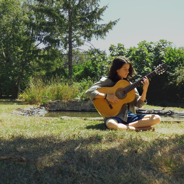 Étudiant en guitare classique au Conservatoire de Nantes, donne cours de guitare classique et flamenca à Benet