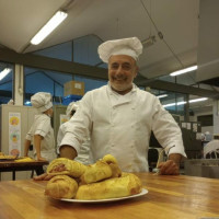Graduado en la Escuela Superior de Gastronomía Hotelería y Turismo del Uruguay. Profesional con más de 30 años de ejercicio .