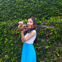 Estudiante de educación musical con enfasis en violin, ganadora de dos grammys latinos, uno americano. Ganadora de un concurso internacional, etc. Apasionada por el violín y su enseñanza. 12 años de e