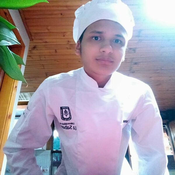 Estudiante de gastronomia a punto de graduarse de la Universidad de la Sabana enseña todo lo que tenga que ver con la cocina y arte culinario para culaquier persona que le guste y quiera entrar en est