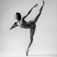 Diplomata al Balletto di Roma, ho lavorato all’Opera di Stara Zagora in Bulgaria per tre anni, insegno danza classica e contemporanea e sono preparatrice atletica di danza per ginnaste di ritmica