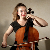 Actuellement en master pédagogie à la Haute école de musique de Lausanne , j'enseigne le violoncelle dans tous les styles et à tous niveaux ! Maître mot Plaisir !