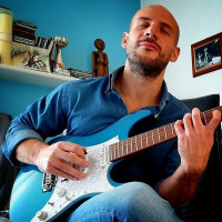 Diplomato in chitarra rock/fusion presso l'Accademia Musicale Lizard di Fiesole, propone lezioni di armonia, solfeggio, tecnica e improvvisazione.
