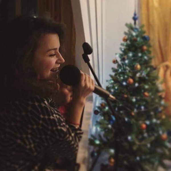 Studentka Wydziału Jazzu i Muzyki Rozrywkowej Akademii Muzycznej w Katowicach zaprasza na lekcje śpiewu.