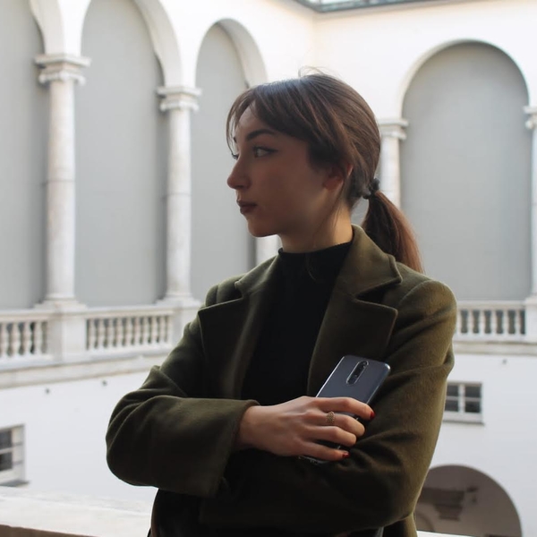 Diplomata e laureanda dell’Università di Genova impartisce lezioni di letteratura e grammatica latina e greca.