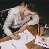 Illustratrice freelance diplômée de l'ENAAI, je peux vous aider à découvrir toutes les techniques traditionnelles, pour les fans d'arts plastiques ! Ou donner des cours de soutien en dessin technique