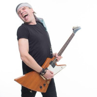 Привіт, я Олексій Зволинський - гітарист гурту Скрябін! Понад 30 років закоханий в рок і зробив його справою свого життя. Із задоволенням готовий ділитись всіма своїми вміннями з вами.