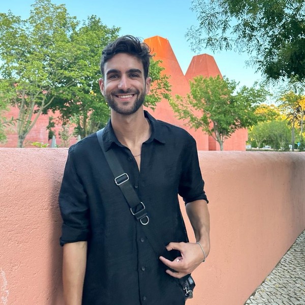 Estudante de Línguas e Culturas Estrangeiras na Escola Superior de Educação do Porto. Dou aulas de inglês, espanhol e português para estrangeiros.