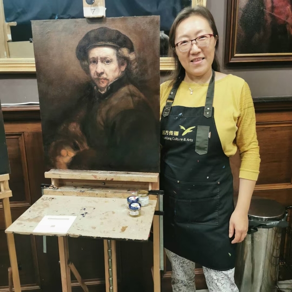 Professional and experienced artist gives private lessons, lessons in small group (around 5 persons), and also themed painting workshops, online or face to face.