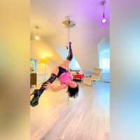 Pole dancing, pole choreography and movement classes for all levels. Online and face to face.