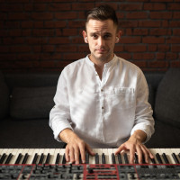 Jestem absolwentem akademii muzycznej w Katowicach, naucze cię każdego stylu gry na fortepianiem, pianinie, ins. klawiszowych.
