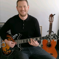 Guitar lessons with a professional and friendly teacher, with over 12 years of teaching experience. Offering home visit lessons or online lessons.