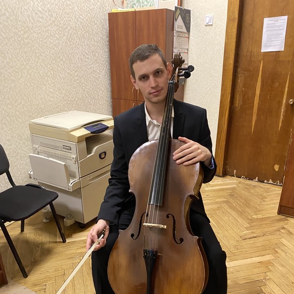 Professeur de violoncelle originaire d'Ukraine à Paris à votre service