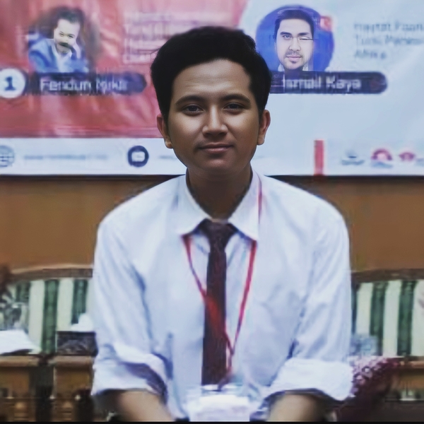 Lulusan salah satu universitas di Jakarta dengan peringkat Cumlaude. Berpengalaman mengajar dan sudah terbiasa menulis jurnal.