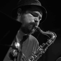 Toma clases de saxo y clarinete con actual docente de la escuela superior de jazz (esjazz) en Santiago, más de 20 años de experiencia.